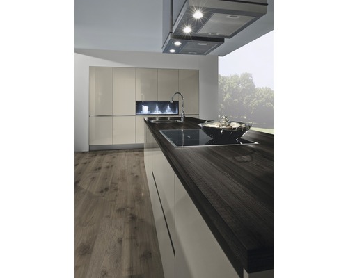 Moderne Küche mit Kochinsel, Dunstabzugshaube und Holzboden