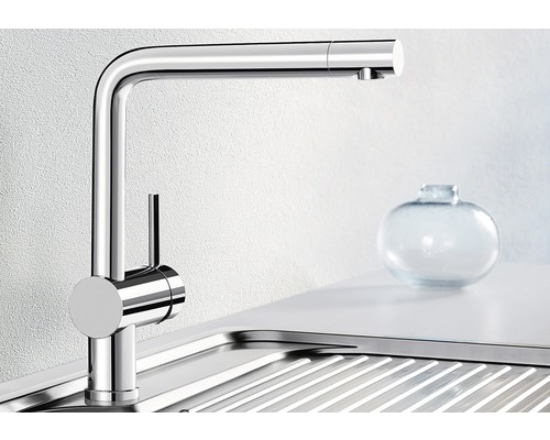 Robinet de cuisine en acier inoxydable avec mitigeur monocommande sur évier