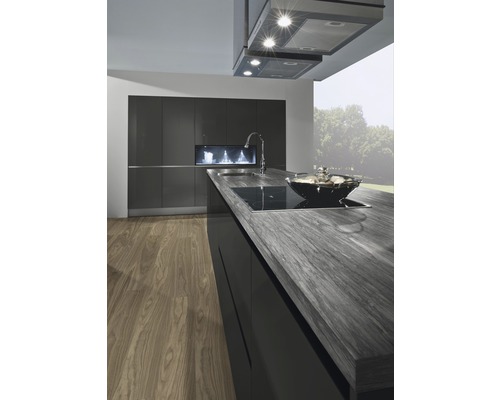 Cuisine moderne avec îlot de cuisine, évier, hotte aspirante et armoires encastrées.