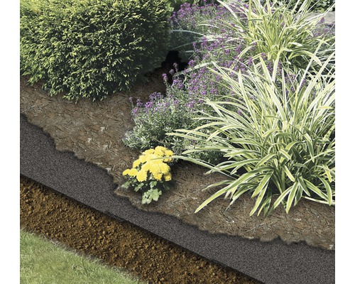 Parterre de fleurs avec paillis, film anti-mauvaises herbes et terreau