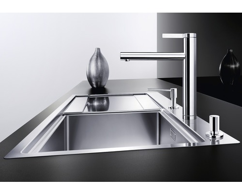 Évier en acier inoxydable avec robinetterie et distributeur de savon