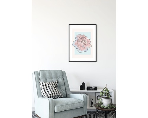 Pièce décorative avec fauteuil et image de rose encadrée