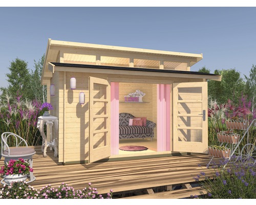 Abri de jardin en bois avec portes ouvertes et aménagement paysager décoratif