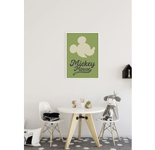 Chambre d''enfant avec table, chaises et affiche encadrée de Mickey Mouse