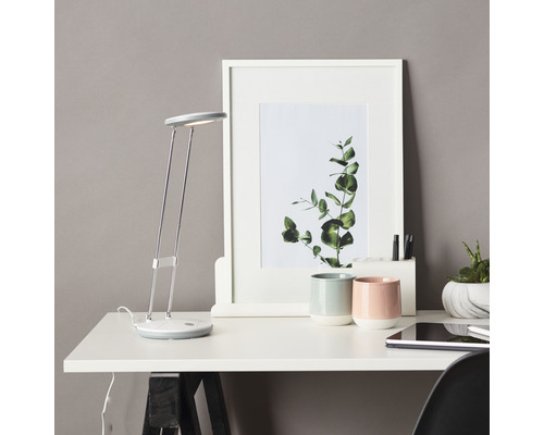 Bureau avec lampe, image encadrée, stylos et tasses