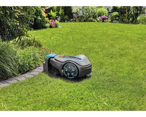 Robot tondeuse sur une pelouse dans le jardin