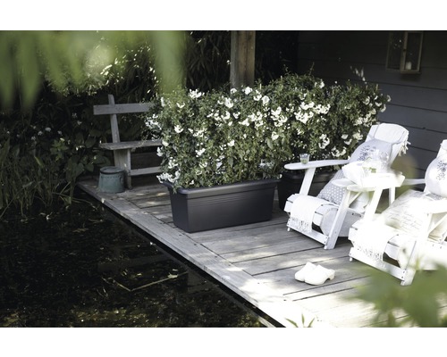 Garten mit Holzterrasse, Teich, Bank, Blumenkasten und Gartenstühlen