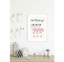 Image décorative avec des flamants roses et le texte Fla-Minnie-Go dans un cadre blanc sur une table.