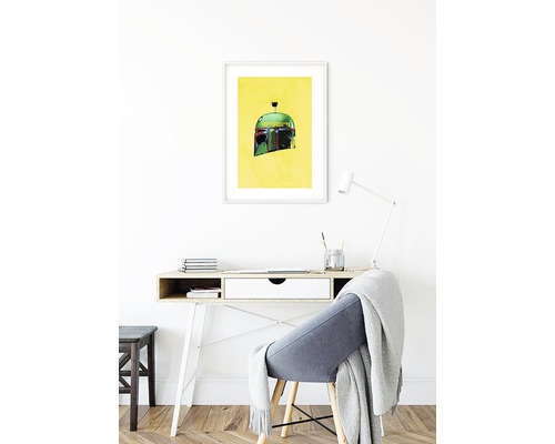 Dekoratives Bild mit einem Helm an einer Arbeitsfläche