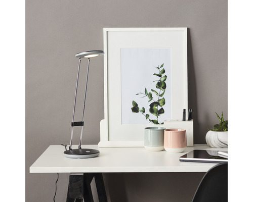 Bureau avec lampe de bureau, photo et décoration