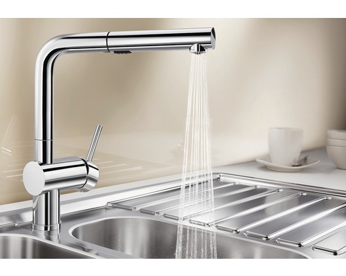 Küchenarmatur mit Brausekopf über einem Spülbecken