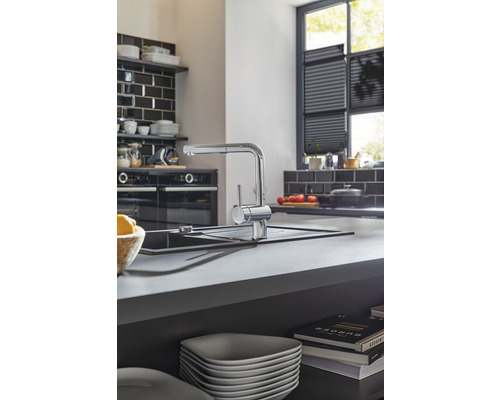 Küchenszene mit Spültischarmatur und Küchenutensilien