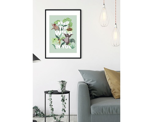Affiche encadrée du Livre de la jungle avec l''inscription Keep the wild in you au-dessus d''un canapé et d''une table