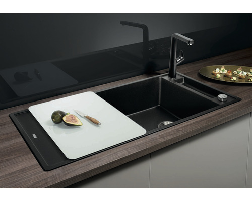 Évier avec robinetterie et planche à découper