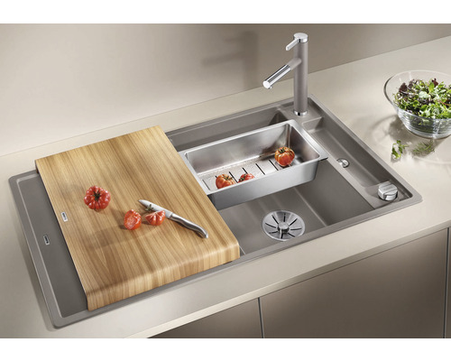 Spüle mit Schneidebrett, Abtropfschale, Armatur und Gemüseschüssel