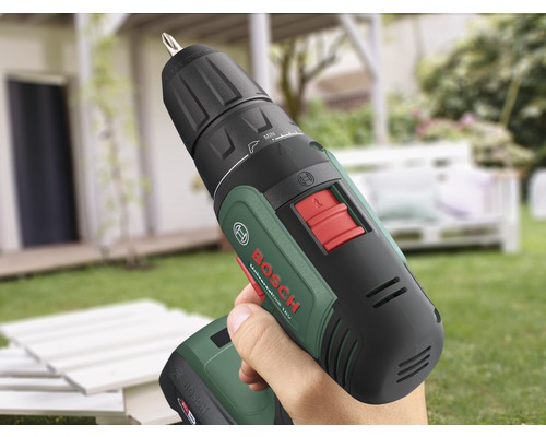 Tournevis sans fil dans la main