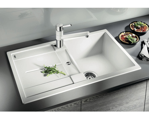 Évier en plastique avec égouttoir et robinet