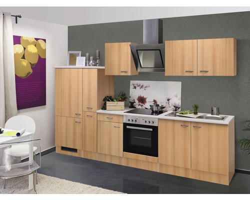 Küchenzeile mit Ober- und Unterschränken, Herd, Spüle und Dunstabzugshaube