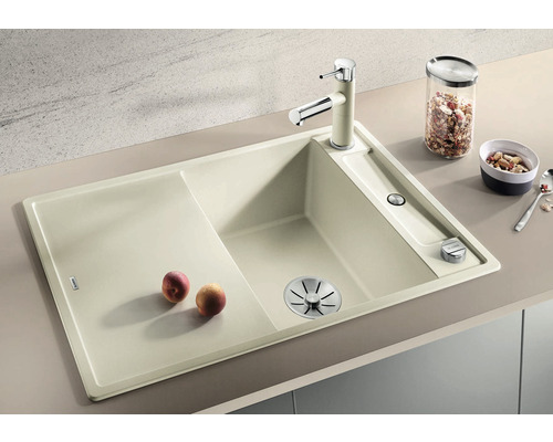 Évier de cuisine beige avec égouttoir, robinet et évacuation