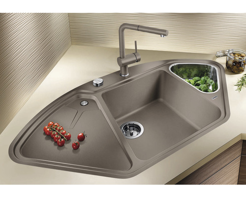 Eckspüle mit Armatur, Abtropffläche, Siebkorb und Tomaten