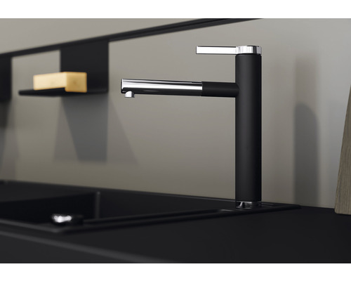 Robinet de cuisine noir et chrome sur un évier