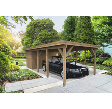 Auto unter einem Carport aus Holz im Garten