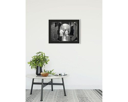 Photo encadrée en noir et blanc avec une scène de Star Wars sur un mur au-dessus d''une table
