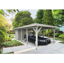 Carport mit Geräteschuppen und geparktem Auto im Garten.