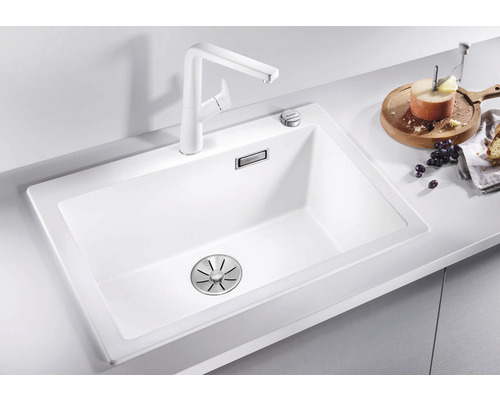 Évier avec robinet et commande à distance de vidange