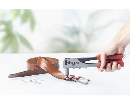 Pince à riveter Novus N-10 avec rivet sur une ceinture en cuir