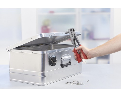Boîte en aluminium ouverte avec pince à riveter et rivets
