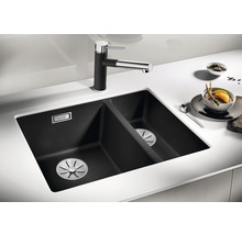 Spüle aus Verbundmaterial mit zwei Becken und Wasserhahn