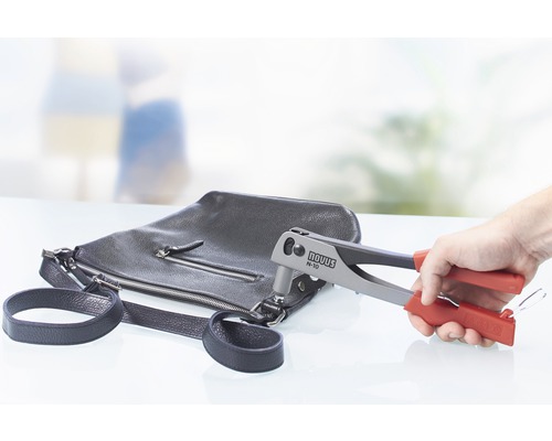 Novus pince à riveter N-10 utilisée sur un sac à main