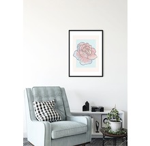 Salon avec fauteuil, table d''appoint et image de rose encadrée