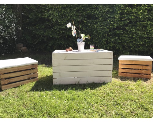 Ensemble de meubles de jardin en caisses en bois avec table et tabourets sur une pelouse