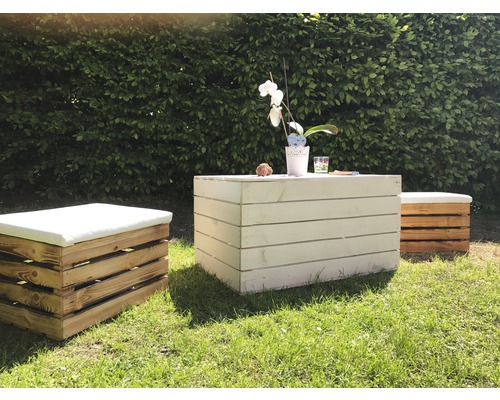 Scène de jardin avec table en bois et tabourets avec coussins