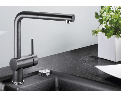 Küchenarmatur mit ausziehbarer Brause am Spültisch