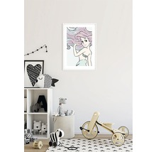 Chambre d''enfant avec une image encadrée d''une sirène, une étagère, des jouets et une draisienne en bois