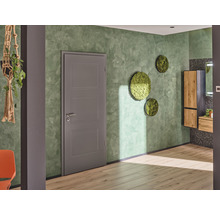 Salle de bains avec porte, décoration murale et meuble-lavabo
