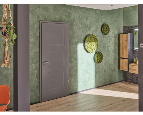 Badezimmer mit Tür, Wanddekoration und Waschtisch