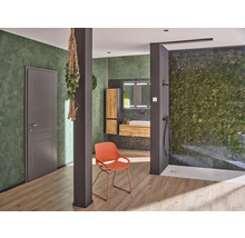 Salle de bains avec douche, lavabo, armoire de toilette, porte et chaise