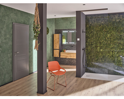 Badezimmer mit Dusche, Waschtisch, Spiegelschrank, Tür und Stuhl