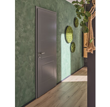 Couloir avec porte intérieure, décoration murale et décoration