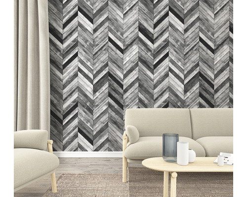 Salon avec papier peint à chevrons aspect bois, canapé et tapis