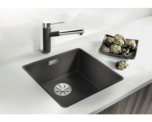 Granitspüle mit Wasserhahn auf einer Küchentheke