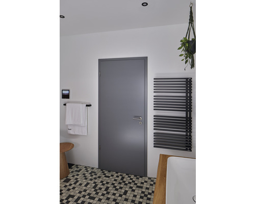 Modernes Badezimmer mit Tür, Heizkörper, Handtuch und Mosaikfliesen