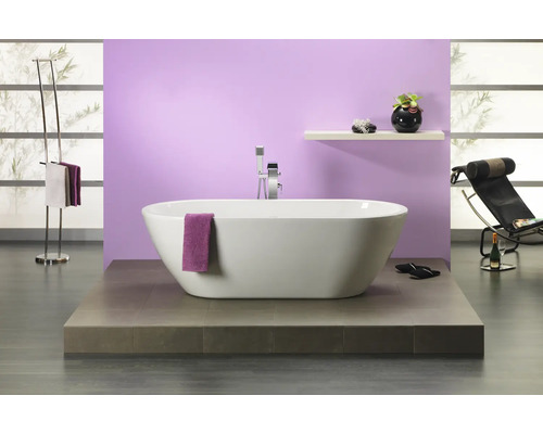 Baignoire îlot Baignoire ovale OTTOFOND Timor 190 x 90 cm blanc lisse 703301 Baignoire îlot avec robinetterie, serviettes, étagère et chaise longue dans une salle de bains