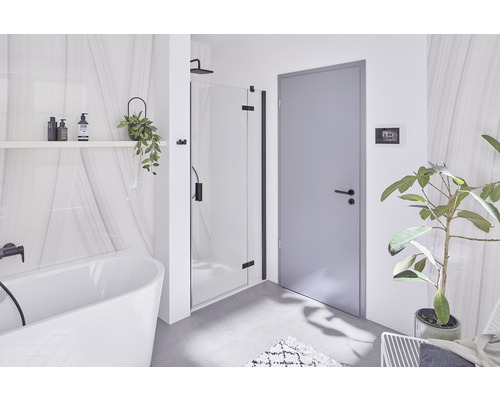 Helles Badezimmer mit Badewanne, Dusche und grauer Tür