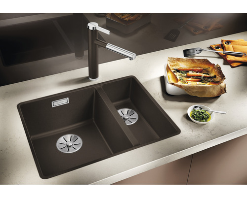 Dunkle Küchenspüle mit zwei Becken und Armatur auf einer Küchentheke