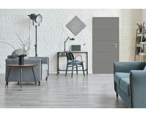 Intérieur avec porte intérieure grise, sièges et espace de travail